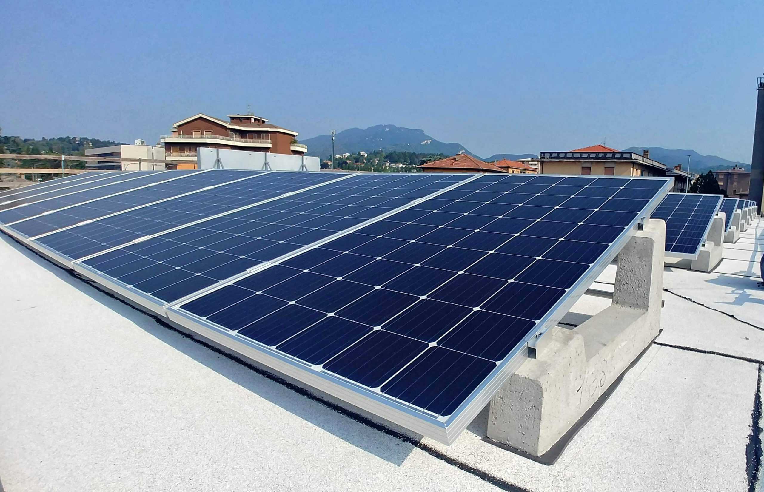 Installation photovoltaïque sur le toit d'une villa en Tunisie.