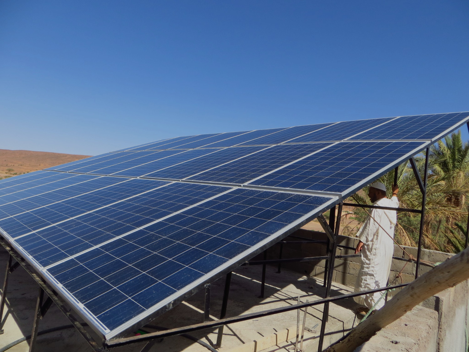 Panneaux photovoltaïques sur un hangar agricole en Tunisie.