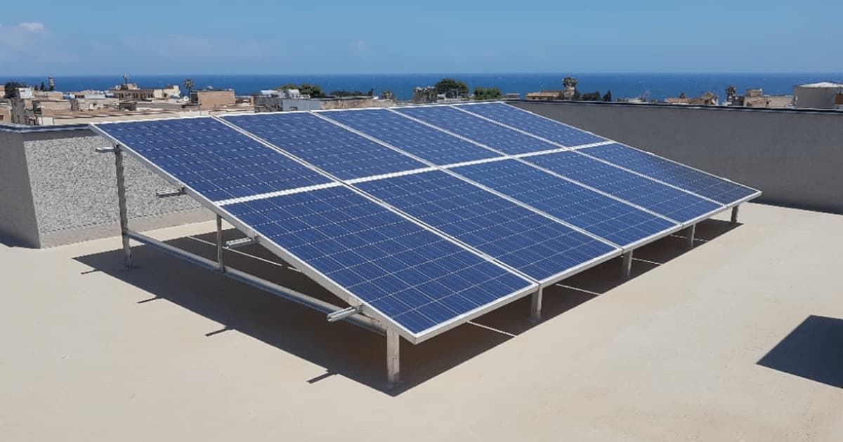 Panneaux solaires sur un toit raccordés au réseau STEG.
