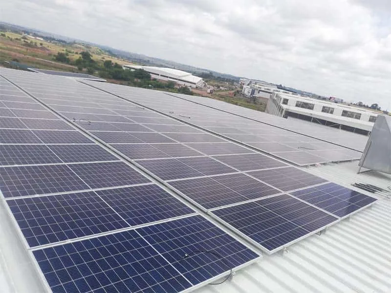 Installation de panneaux solaires sur une usine agroalimentaire à Sfax.
