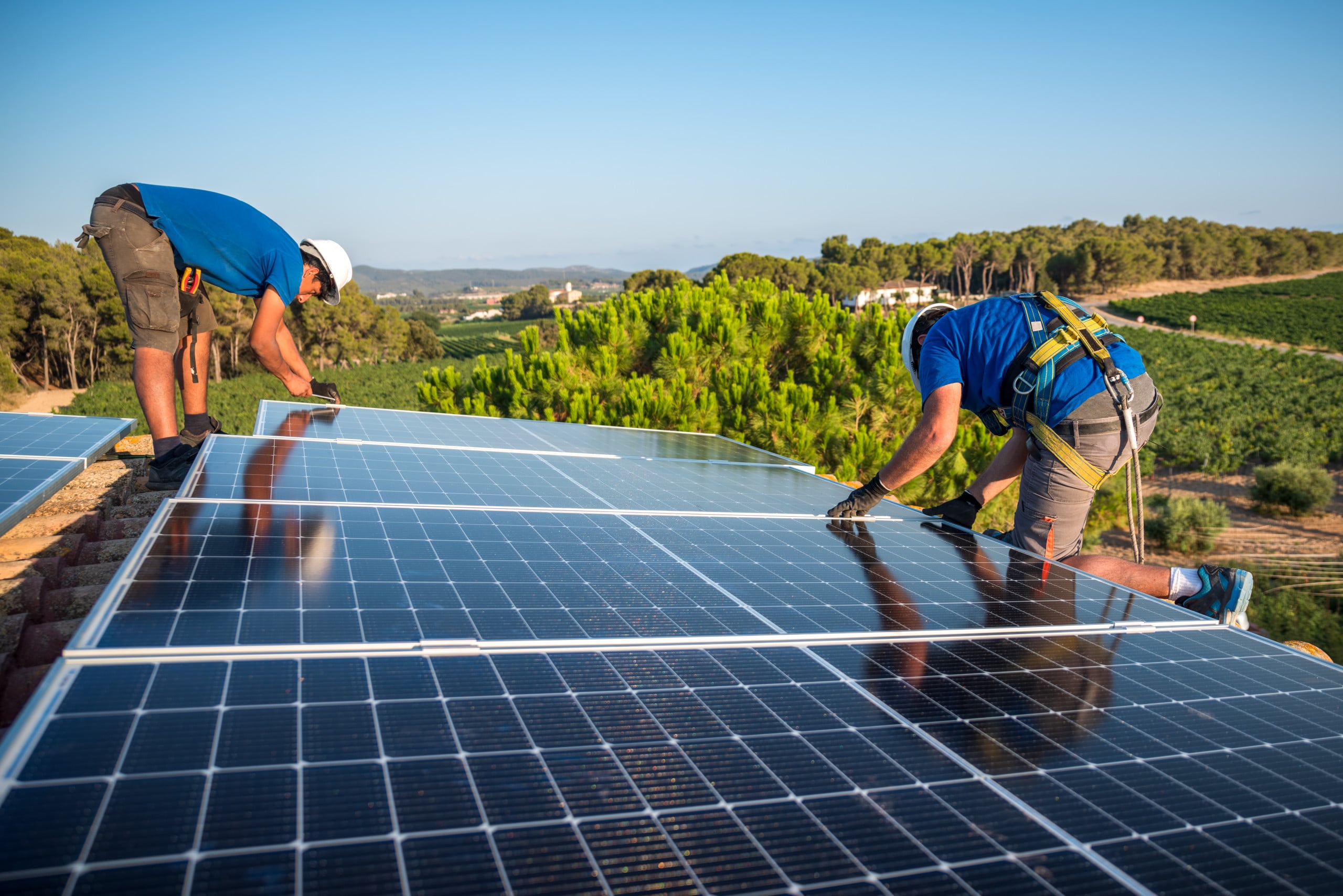 Installation de panneaux solaires en Tunisie sur le toit d'une villa moderne par TuniSolar.
