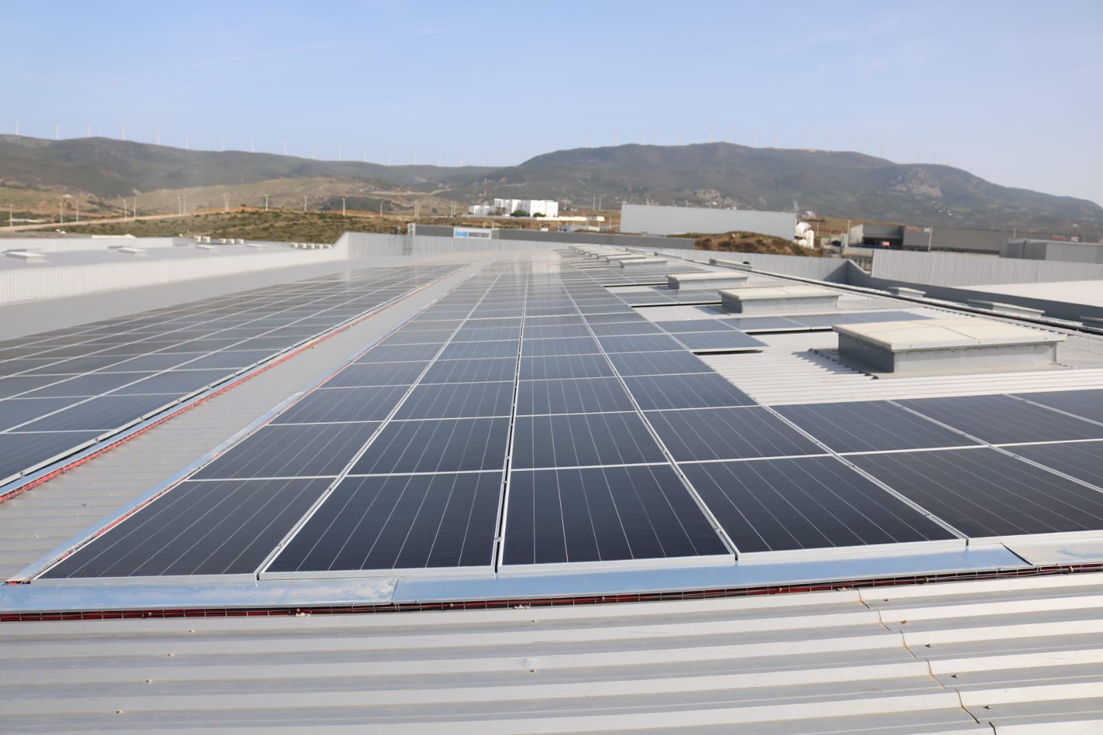 Installation photovoltaïque industrielle en Tunisie sur une usine moderne.