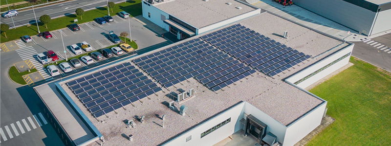 Centrale solaire sur le toit d'une grande usine en Tunisie.